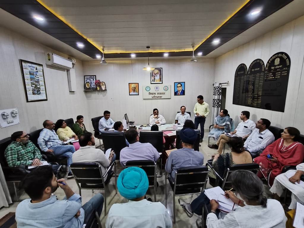ਸਿਵਲ ਸਰਜਨ ਵੱਲੋਂ ਜਿਲਾ ਪ੍ਰੋਗਰਾਮ ਅਫਸਰਾਂ ਅਤੇ ਸੀਨੀਅਰ ਮੈਡੀਕਲ ਅਫਸਰਾਂ ਨੂੰ ਮਹੀਨਾਵਾਰ ਮੀਟਿੰਗ ਦੌਰਾਨ ਦਿੱਤੇ ਗਏ ਨਿਰਦੇਸ਼